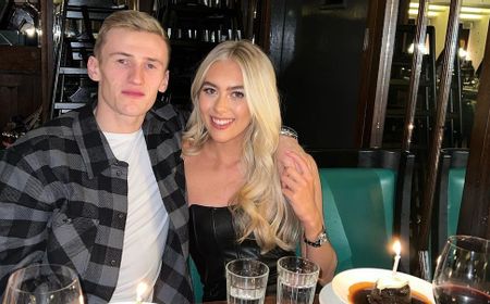 Debut Bersama West Ham, Flynn Downes Langsung Pamer Pacar Cantik