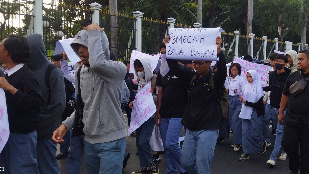 意見が違う、学生の行動はインドネシア国会議事堂の前でアンゲットの権利を拒否する
