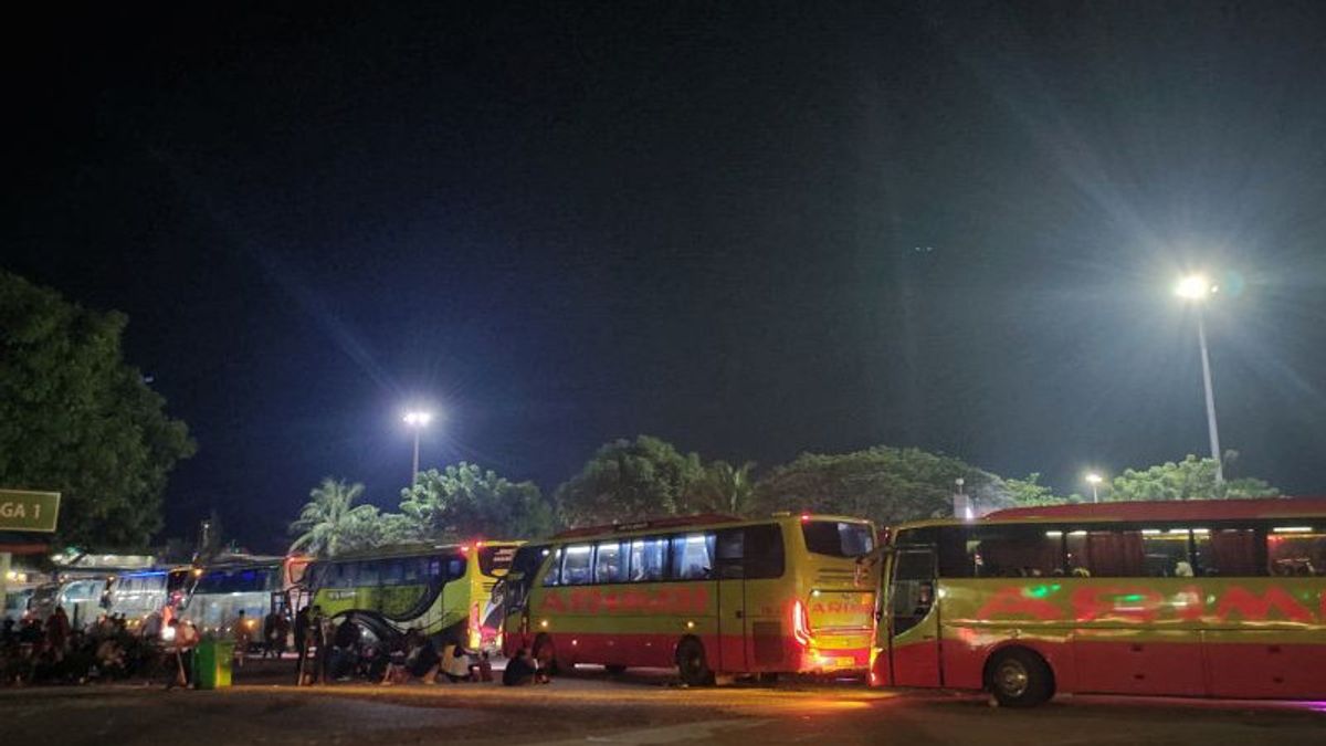 巴士和乘客在1号码头巴考埃尼港