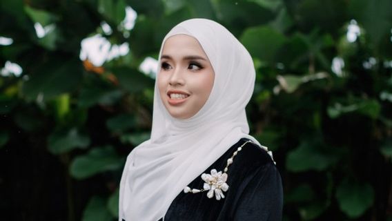 Putri Ariani发布了灵感来自Al-Fatihah信的宗教歌曲“爱与祈祷”