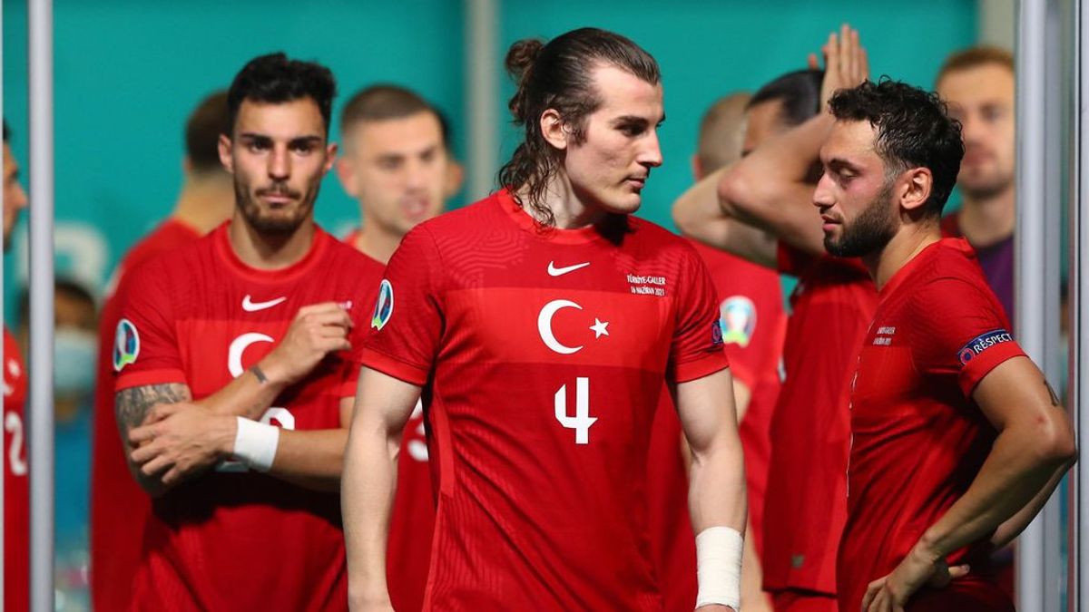 Berita Euro 2020: Tumbang di Hadapan Erdogan, Bek Turki Meminta Maaf 
