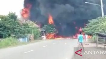 Mobil Pengangkut BBM Tabarak Tiga Rumah di Muba, Api Langsung Menyala Seketika