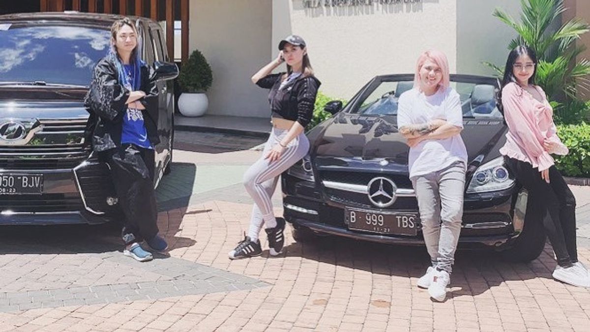 Maria Ozawa di Bali Bersama Evelin Anjani, Warganet Tagih Janji Vicky Prasteyo: Tiba-tiba <i>Jiper</i>?