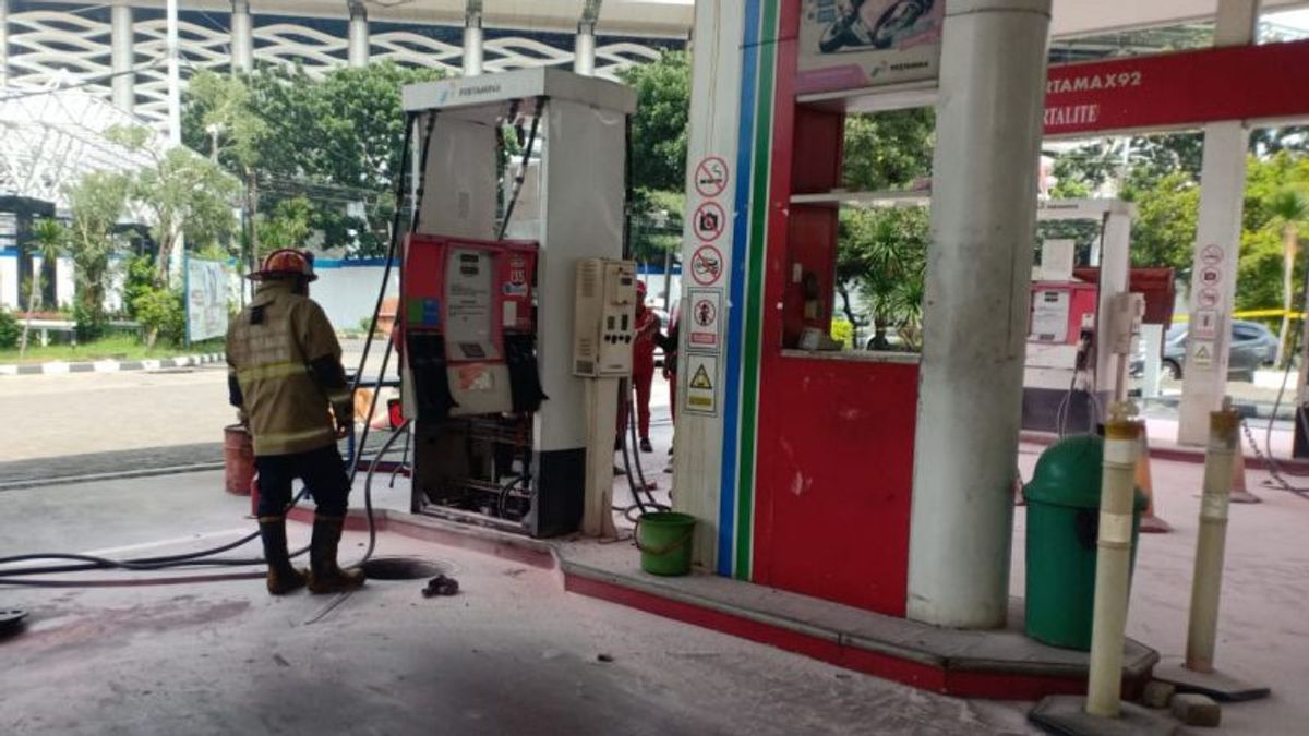 Police Secure Cable Installation From Gas Station Explosion Site In Semarang