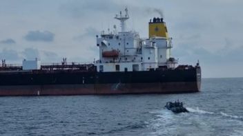 密輸行為の疑いでインドネシア海軍がパーム油を積載したタンカー2隻を逮捕