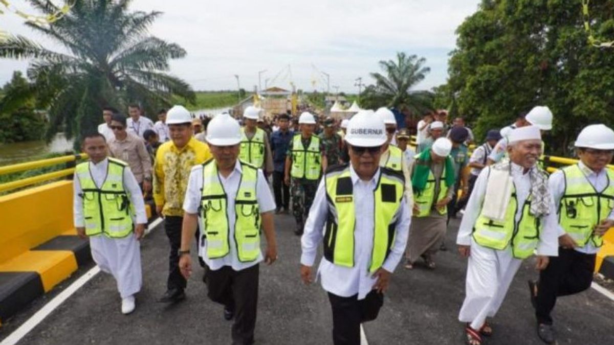 Le gouverneur du Kalimantan du Sud a inauguré un pont nommé Sahbirin Noor