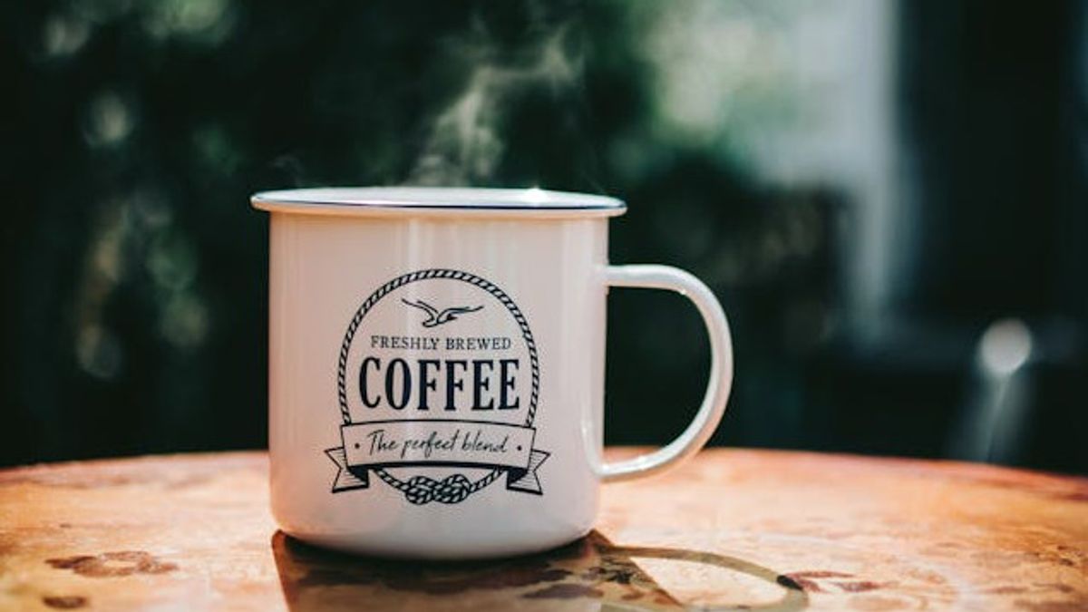 5 مخاطر يفتقدك إذا كنت تشرب القهوة أثناء الفراش الفارغ