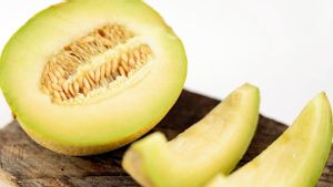 6 Cara Memilih Melon yang Manis: Cium Aroma dan Perhatikan Warna Kulitnya 