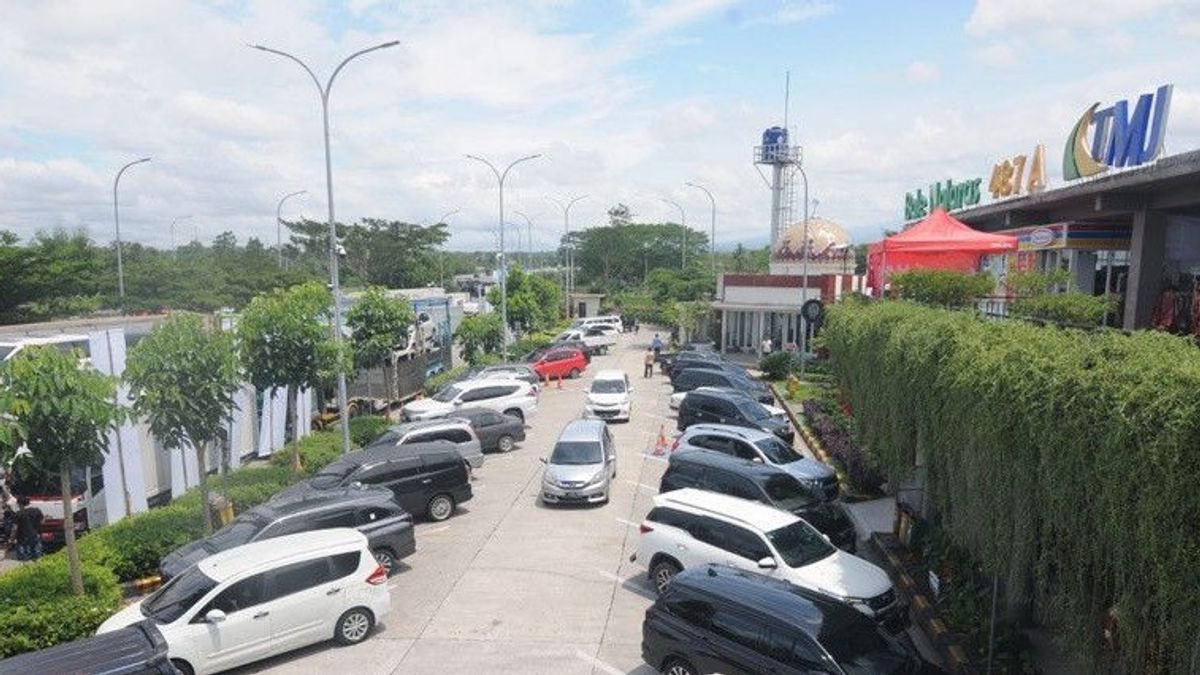 Lebaran Homecoming Flow Begins To Increase, KM 487 A Boyolali Toll Rest Area Is Crowded