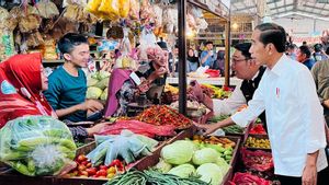 Tinjau Harga Bapok di Pasar, Jokowi Senang Harga Daging Ayam hingga Bawang Turun