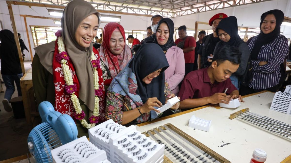 Kunjungi Pabrik Bulu Mata Srikandi Purworejo, Atikoh Bangga dengan Pekerja Ibu-ibu