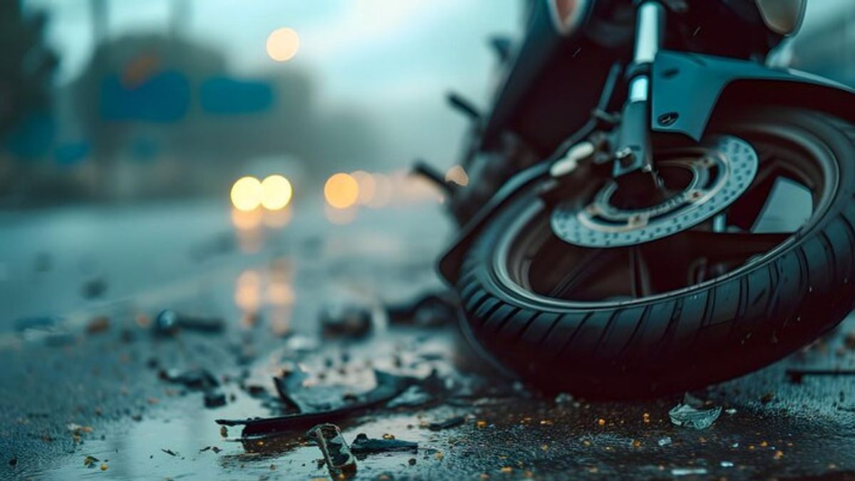 PCX 车主在 Kampung Melayu 高架桥上被绑架，腿部骨折，脸上满是血迹