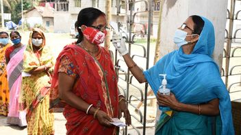オミクロン変異体は、インドの主要都市COVID-19感染症の急増を引き起こし、入院患者数はまだ少ない