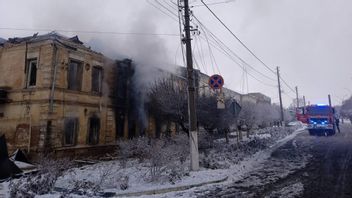 الرئيس زيلينسكي يدعو السكان إلى الصمود في الشتاء حيث تحاول الحكومة استعادة الكهرباء