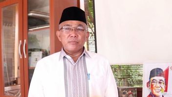 親指アップ、デポック市長モハマド・イドリスは、インドネシアラヤの歌を暗唱するために市場とモールを求めます