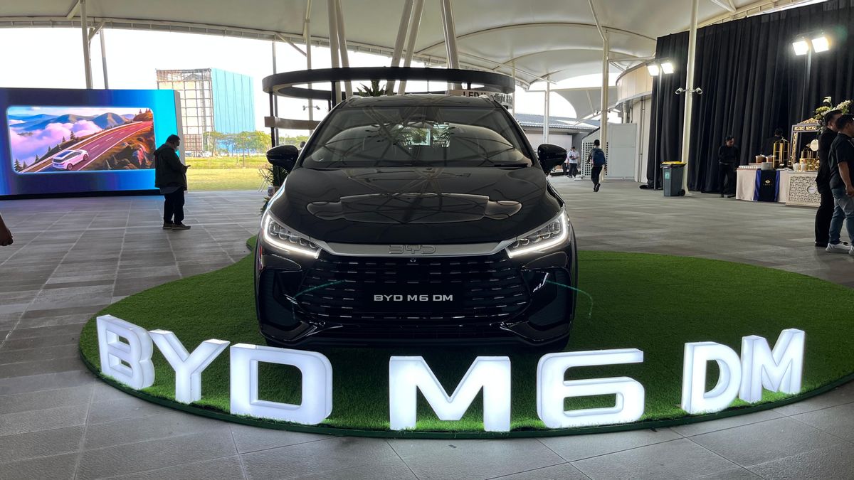 BYD इंडोनेशिया ने आधिकारिक तौर पर M6 DM क्रॉस, अत्याधुनिक तकनीक के साथ MPV PHEV का पर्दा उठाया