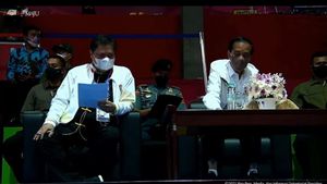 Kompak Kenakan Jaket Putih, Presiden Jokowi dan Airlangga Tinjau Arena Wushu di PON Papua