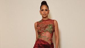 哈雷·贝瑞(Halle Berry)在Elie Saab的时装秀《穿着衣服》中偷走了注意力,当时她获得了2002年奥斯卡杯。