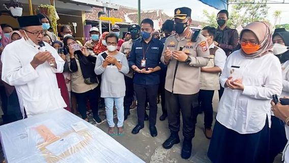 The Remains Of A Malaysian Migrant Shipwrecked Worker Arrive In Lumajang