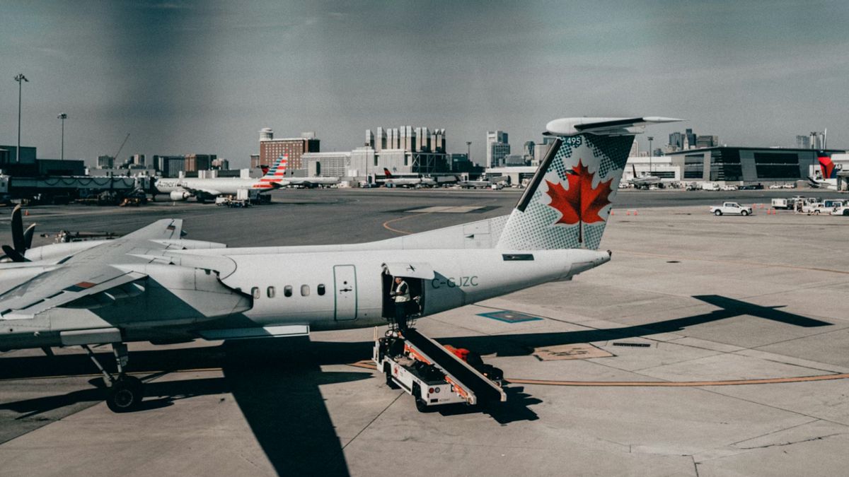 Pesawat Air Canada Tabrak Mobil Pemadam di Landasan Bandara New York, Pilot-Kopilot Tewas