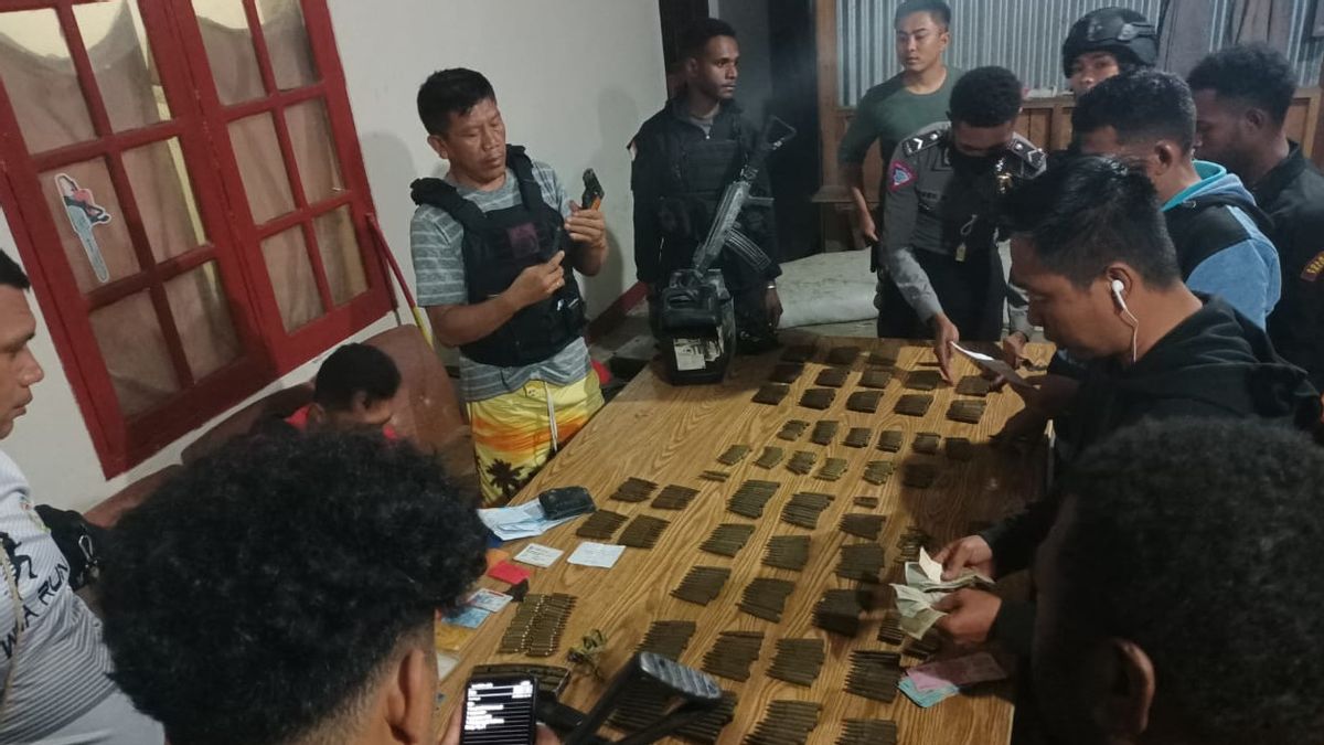 警察は、ASNンドゥガパプアの地位で、エギアヌス小郷屋が率いるKKBンドゥガへの銃器と弾薬のサプライヤーを逮捕