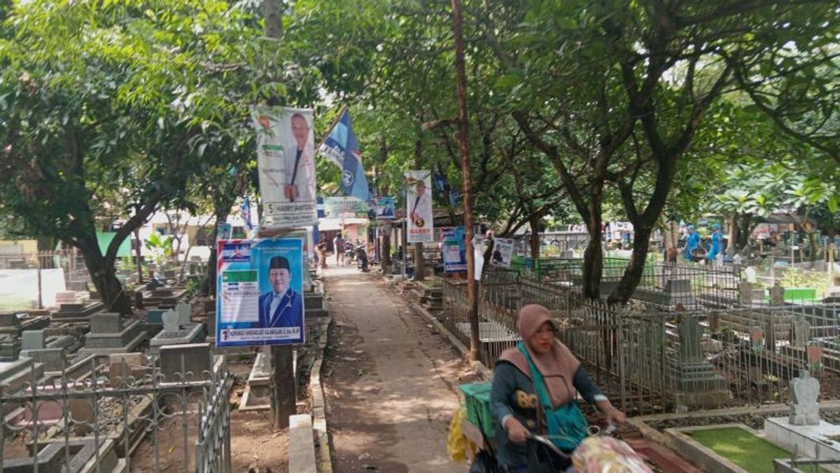 APK Terpasang di Perkuburan Wilayah Cirebon, Bawaslu Bakal Tertibkan Rabu Pekan Ini