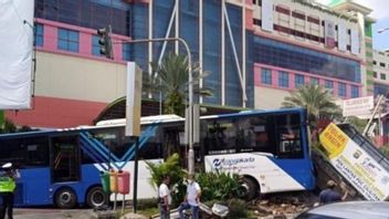 Transjakarta巴士撞上PGC Cililitan的警察局，直到被摧毁，女服务员暂时被解雇