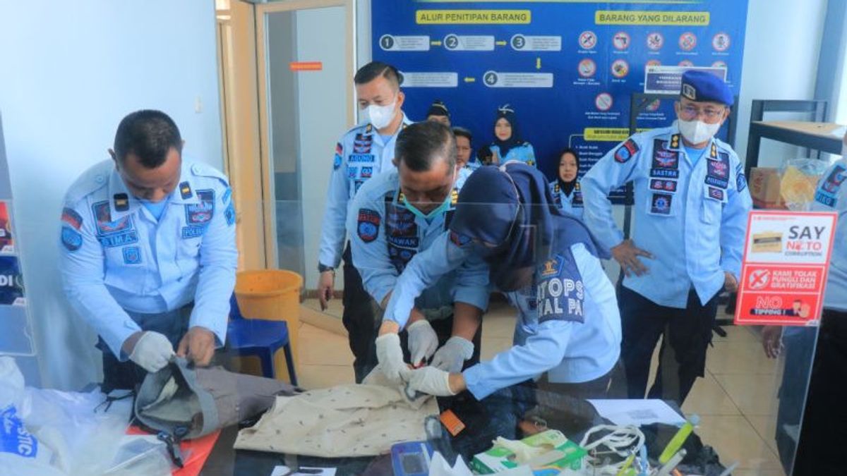 The Smuggling Of Methamphetamine In Kolor Pants At Madiun Prison Was Thwarted
