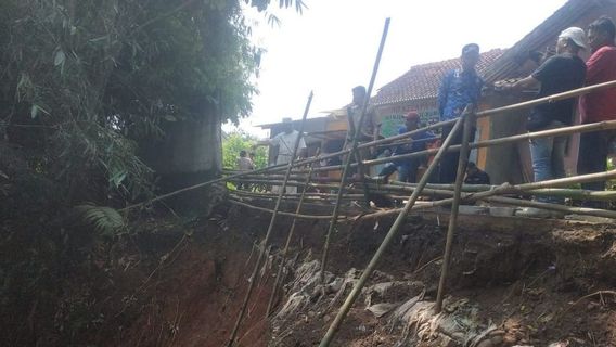 30 Meters Cliff In Sukamulya Longsor Village, Bogor-Tangerang Liaison Road Is Disturbed