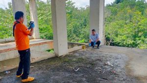 Polisi Olah TKP di Lokasi Penemuan Mayat di Gedung RS UHO Kota Kendari
