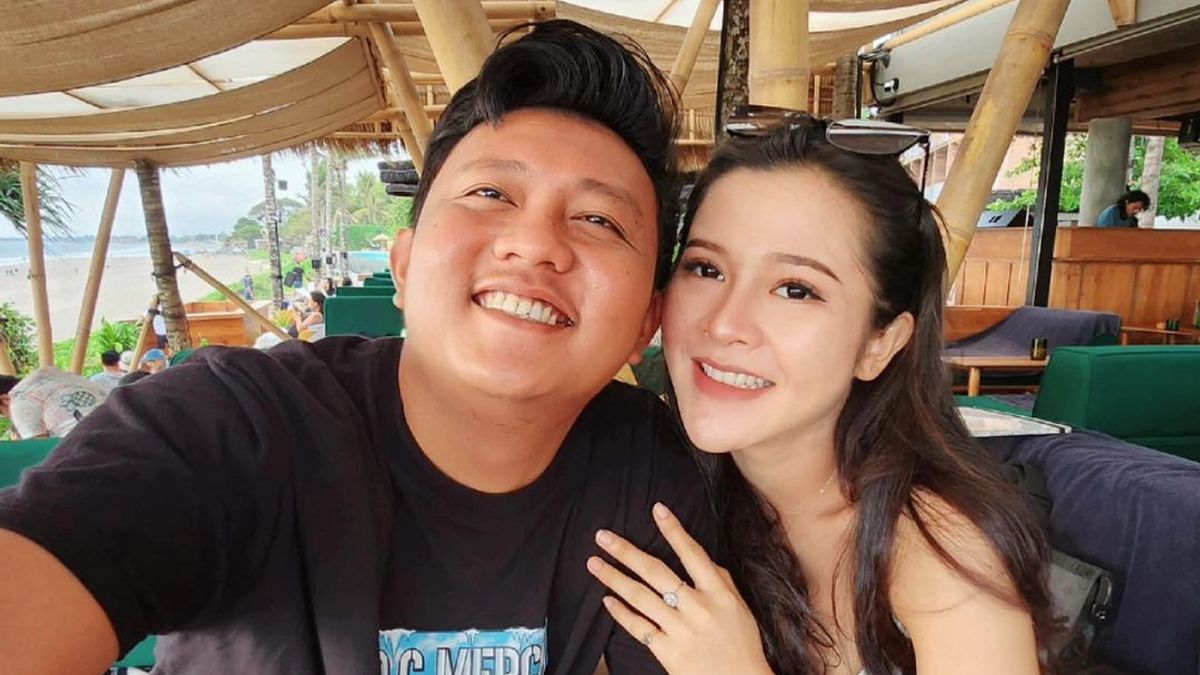 Après triste nouvelle concernant son enfant, Denny Caknan Boyong Bella Bonita Bab robeon à Bali