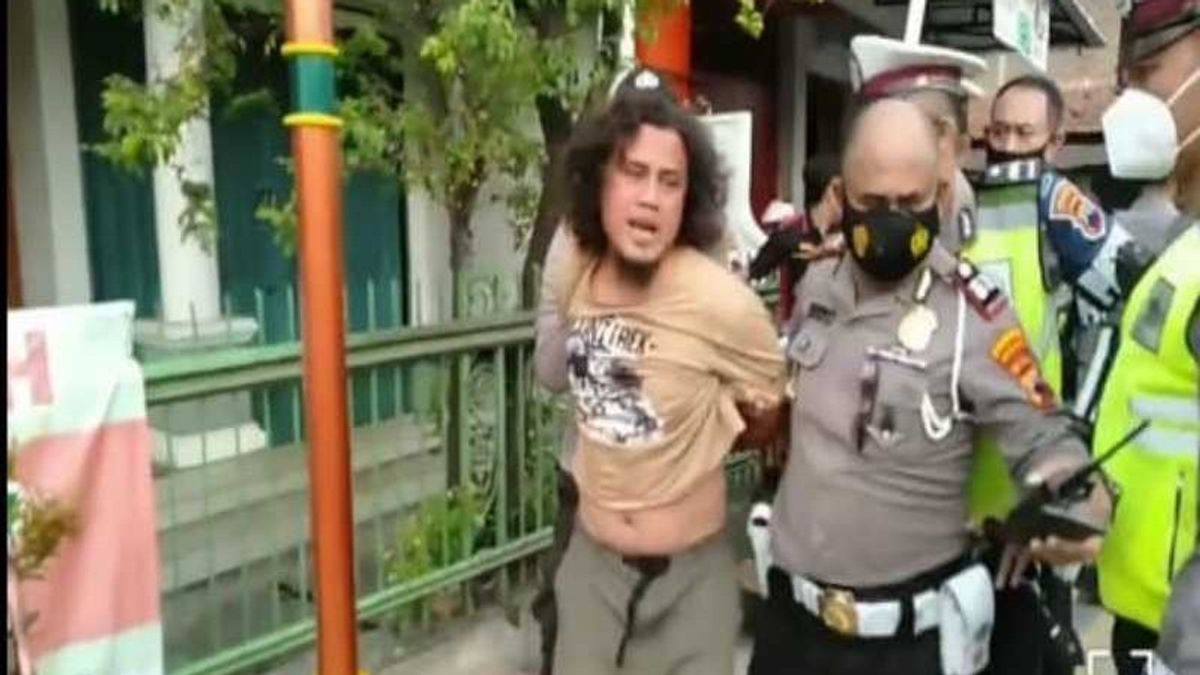 Man With No Mask In Solo Grumpily Beats Police, Immediately Arrested