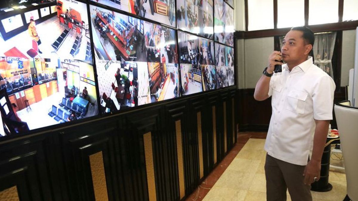 العمدة إيري كاهيادي يوبخ موظفي حكومة مدينة سورابايا على تشغيل الهواتف المحمولة أثناء العمل