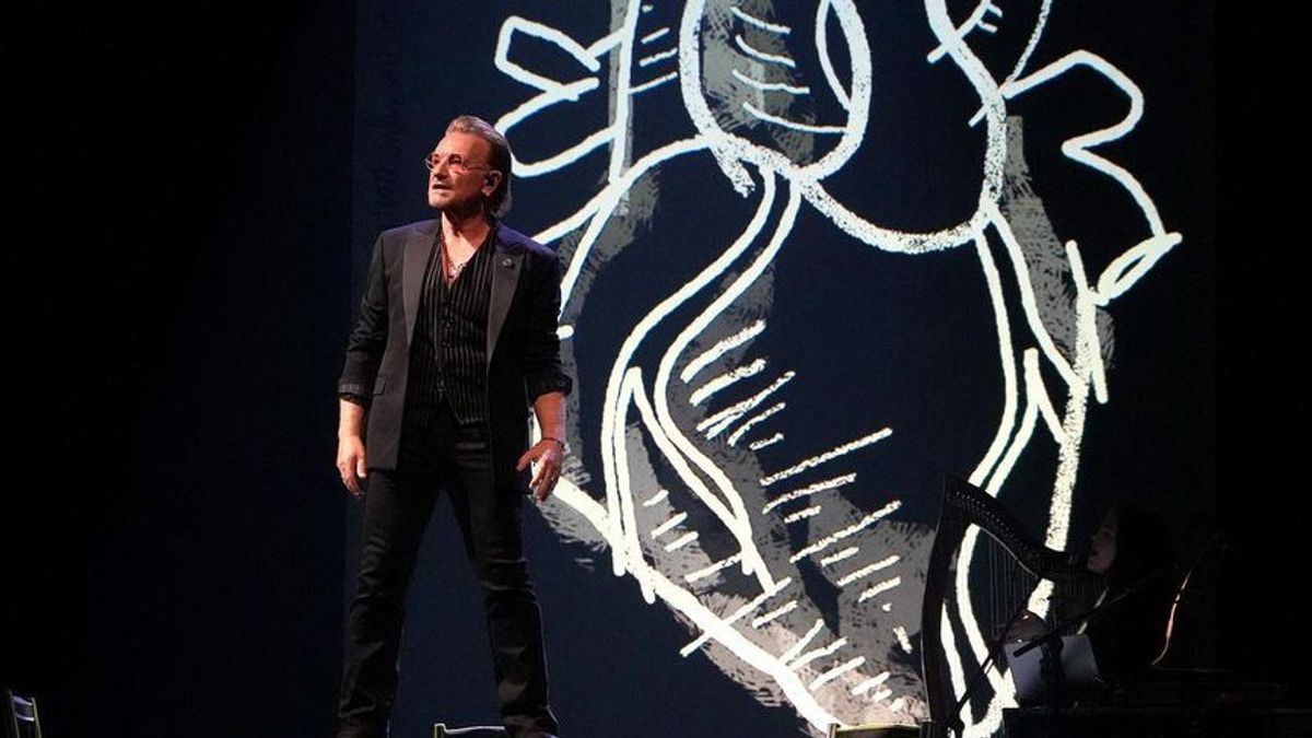 Bono向在以色列节日袭击中丧生的260名音乐迷致敬