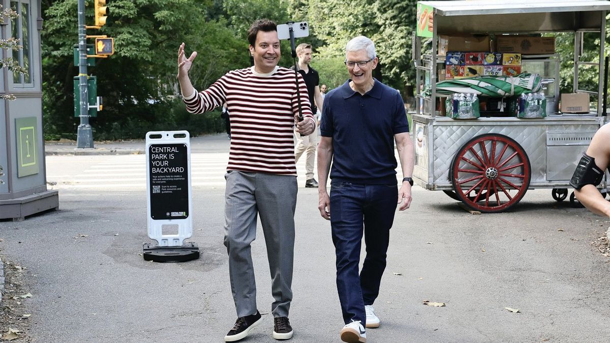 Jimmy Fallon dan Tim Cook Jalan-Jalan di Central Park, Bahas iPhone 16, AI, dan Mustard