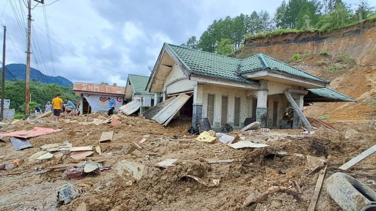 アチェ州中部の地滑りで埋もれた4軒の家屋