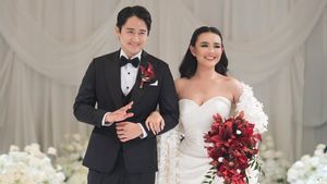 Unboxing Souvenir Mewah Amanda Manopo dan Kenny Austin, Mulai dari TV hingga Emas