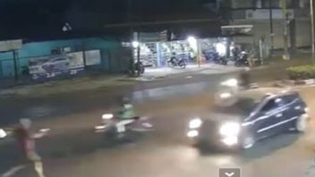 警官から逃げる、麻薬の売人タンキャップガスカムバンドゥールローワンアラート、不純物と車の衝突へ