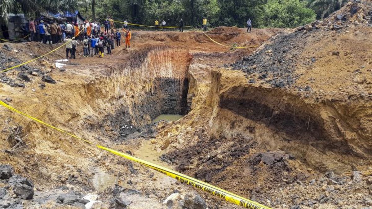 警察はジャンビの炭鉱地すべり事件を調査するために10人の目撃者をチェック2人の労働者を殺害