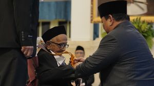 Teungku Nyak Sandang Terima Bintang Jasa Utama atas Jasa Sejarah RI-001 Seulawah