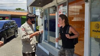 在巴厘岛进行病毒乞讨的俄罗斯男子终于被警察发现