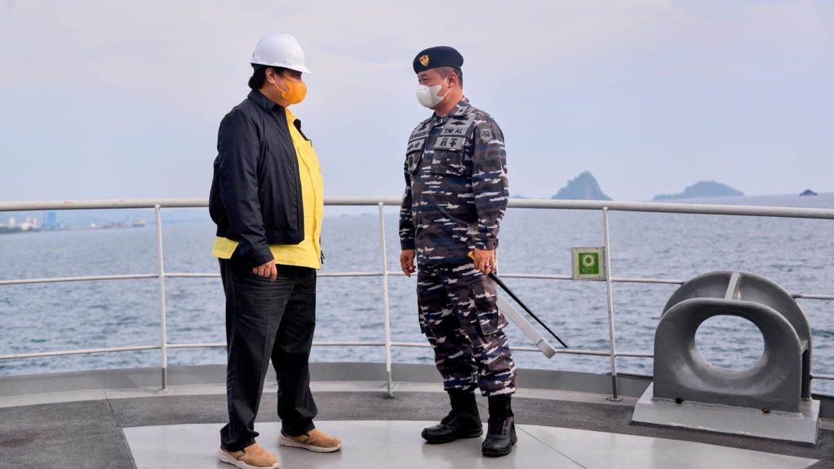 Reviewing KRI Teluk Palu, Coordinating Minister Airlangga Visits DRI Shipyard In Lampung