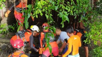 SARチームがデンパサールの洪水に引きずられた学生団体を避難