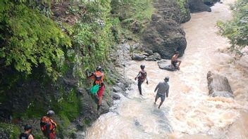 69歳の高齢者がNTBのセラゲ村の川に流され、SARチームは19.7kmを捜索