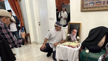 何百人もの住民がイラン大使館に集まり、アリ・ハメネイのために祈る