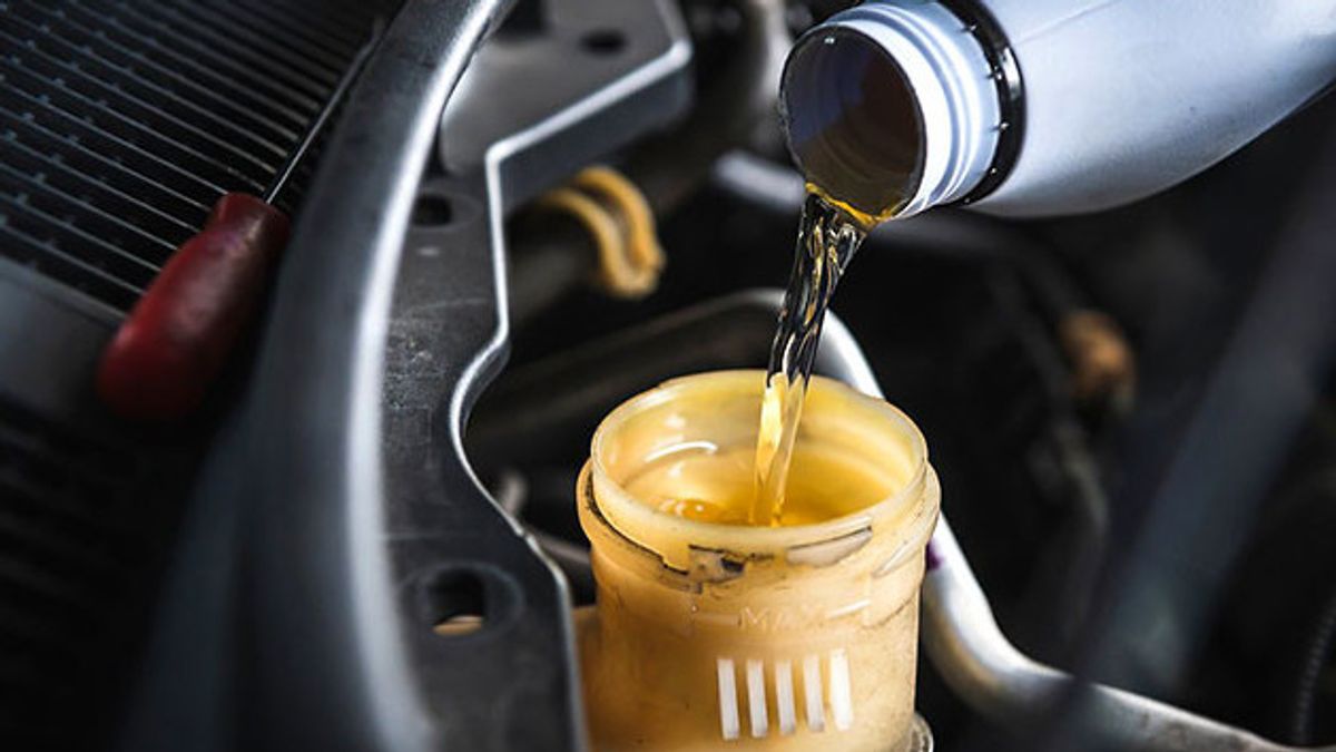 Why Do Cars Have To Routinely Change Brake Oil? Here's Why
