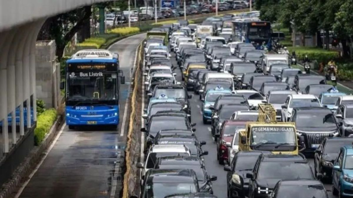 Transjakarta Alihkan Sejumlah Rute Layanan Akibat Genangan