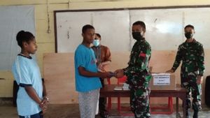 Satgas TNI Yonif 711 Bagikan Alkitab ke Warga Jemaat Gereja di Perbatasan RI-PNG