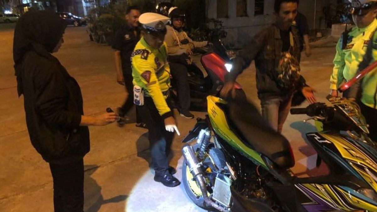 耳朵里嘈杂，29 辆 Brong 排气摩托车从巴淡岛的狂野赛车中获得