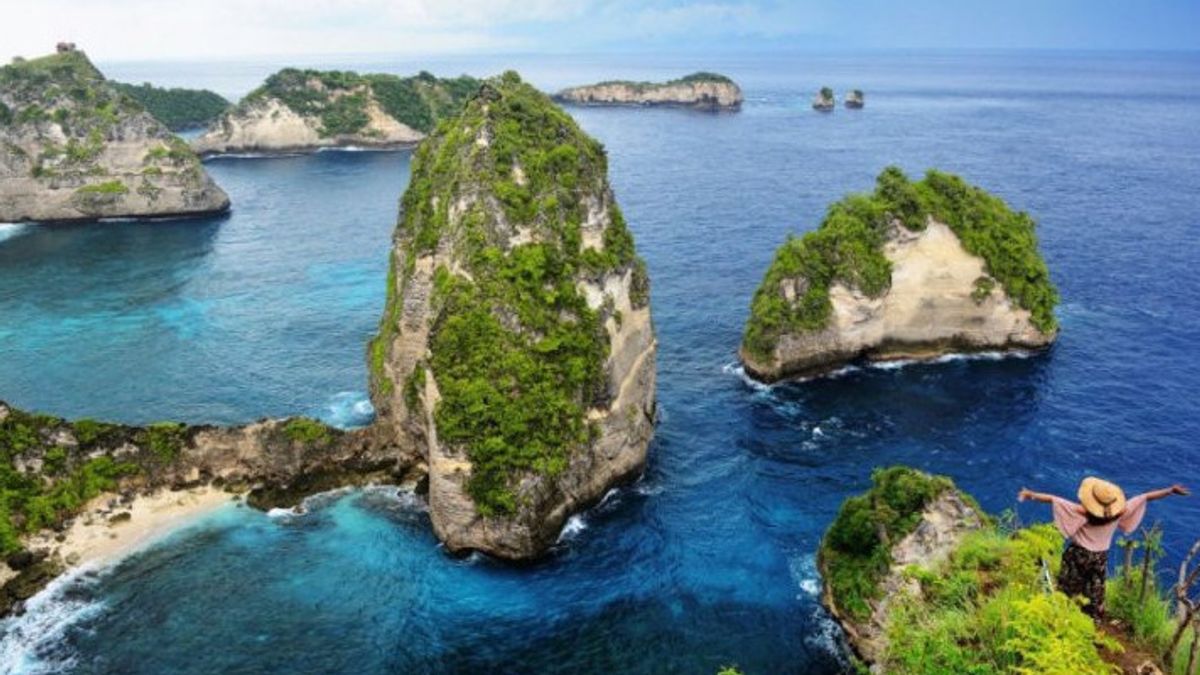 科斯特总督介绍"南贡星期六克提洛卡巴厘岛"，请几十位大使来宣传神岛
